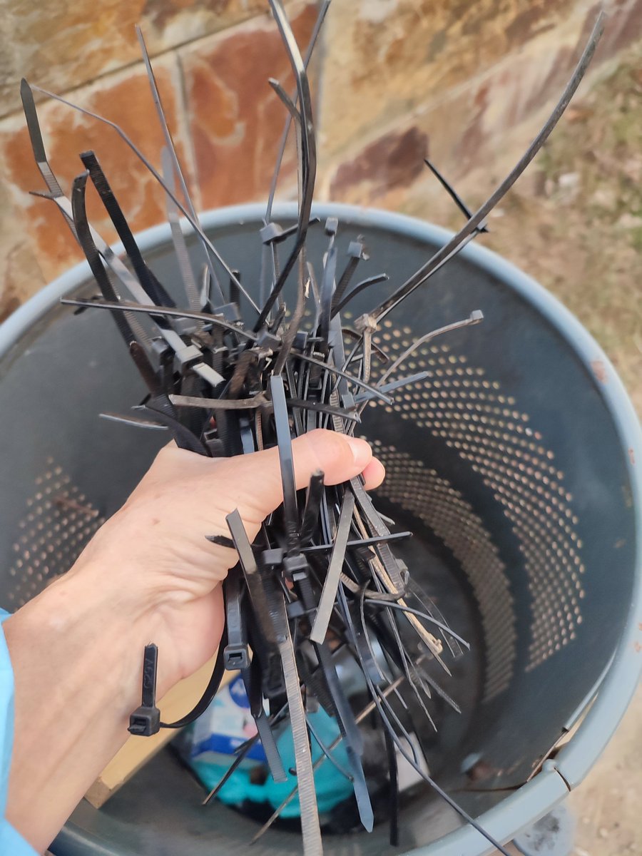 Zona verda del Pavelló de Fontajau farcida de brides. Algunes persones portem dies recollint-ne. Esperem que a la propera edició no es torni a repetir i l'organització faci el que toca.
<a href="/Girona_Cat/">Ajuntament de Girona</a> <a href="/SeaOtterGirona/">Sea Otter Girona</a> <a href="/SeaOtterGirona/">Sea Otter Girona</a>