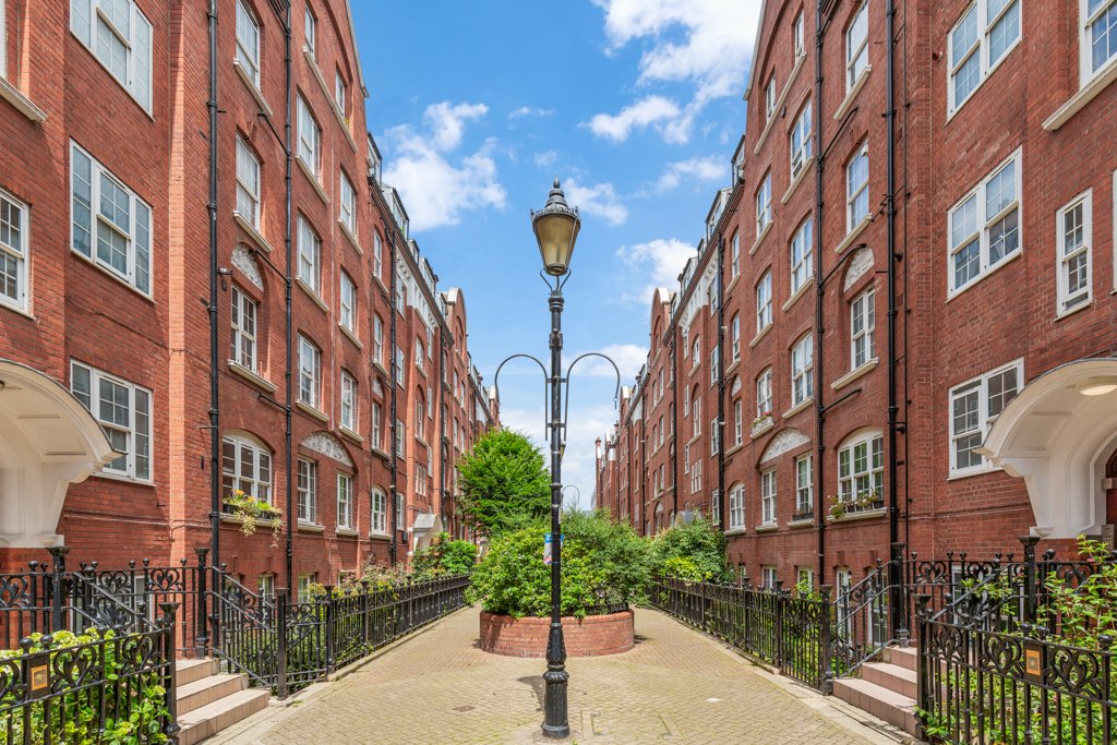 ✨#JustListed: Charming 1-bed furnished #flat in #Westminster!🏙️Located in Probyn House on Page St, this home offers classic elegance &amp; modern convenience. Just a short walk to #Pimlico #StJamesPark &amp; #Victoriastations. Perfect for city living!🌿tinyurl.com/2jsnyjs8