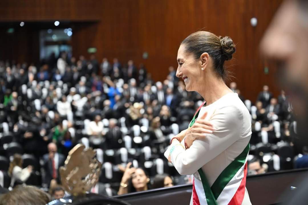 RevistaMalinali's tweet photo. En un día histórico en la vida política del país, el Gobernador @DavidMonrealA acompañó a @Claudiashein en su toma de protesta como Presidenta de la República. 

🔗 https://t.co/0l3MaOmJWL…laudia-sheinbaum/ https://t.co/smP5YP0Awq