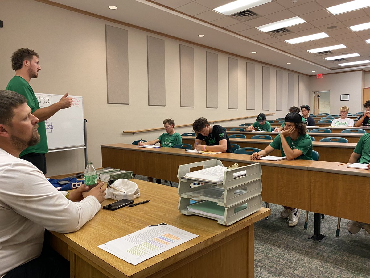 What an opportunity to have an alumni and pro talk to the team.  Thanks Joe Corbett! <a href="/BMIRISHBASEBALL/">Irish☘️☘️☘️Baseball</a>