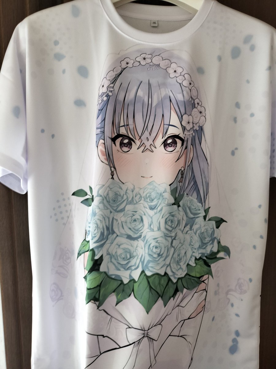 shiny_colorsT's tweet photo. 大変お待たせしました。
印刷会社様から昨日夜にTシャツが到着しましたので、本日から発送させて頂きます。
また、それに伴いTシャツの余りがまだございますので、本日から在庫分の受付を開始します。
サイズによっては1枚しかないものもございますので、予めご了承ください。
#鈴木羽那 https://t.co/ousS7wTyU8