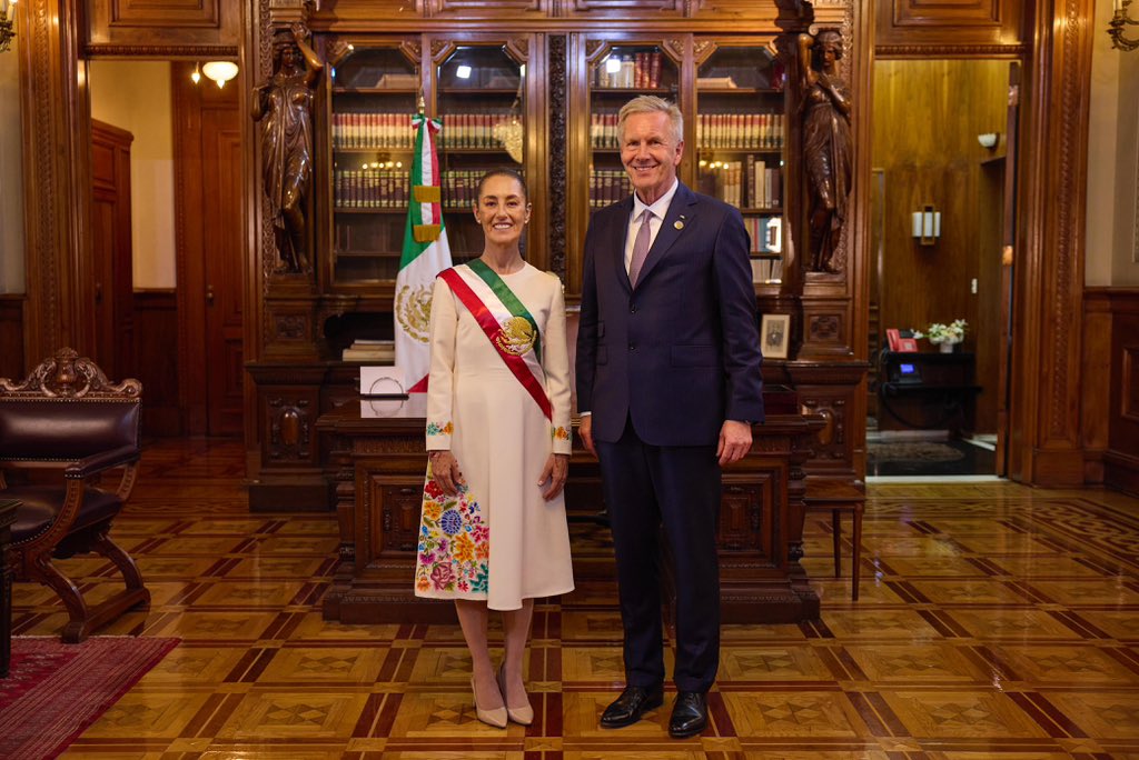 Me acompañó también el Ex Presidente de la República Federal de Alemania, Christian Wilhelm Walter Wulff. Gracias.