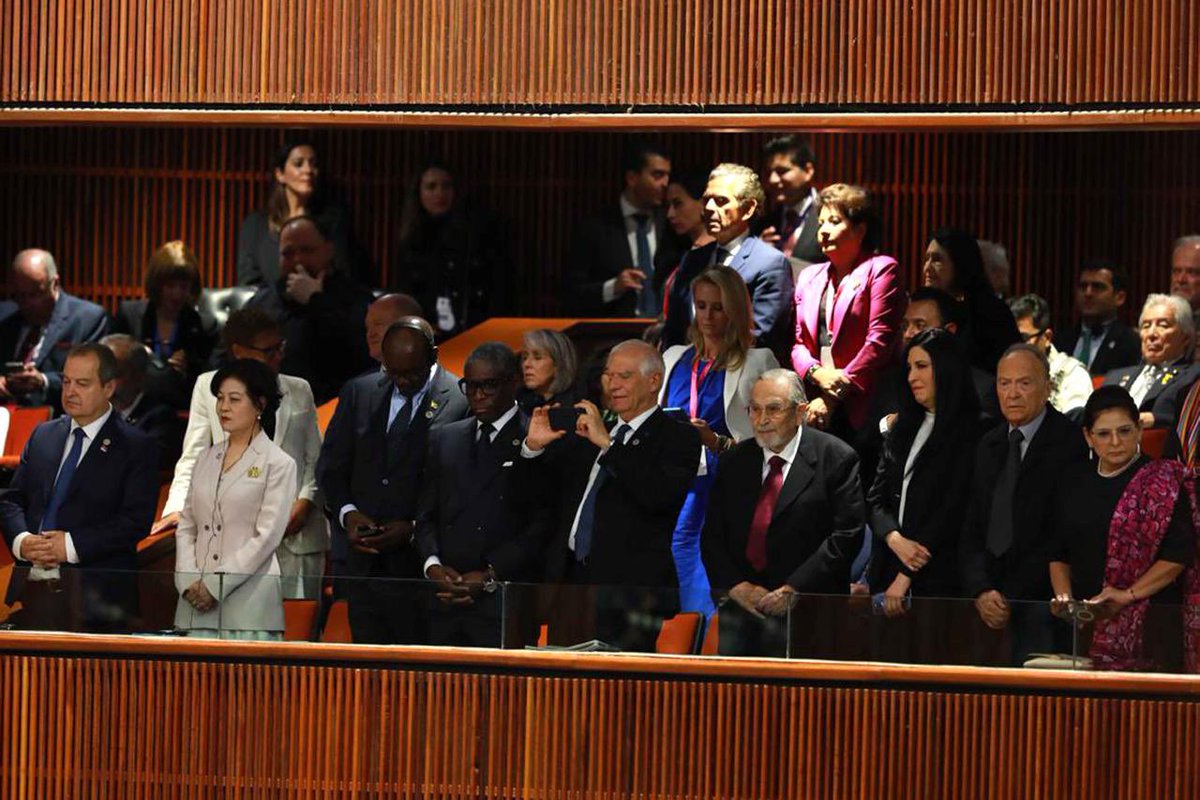 En representación de la Unión Europea, el Alto Representante/Vicepresidente <a href="/JosepBorrellF/">Josep Borrell Fontelles</a> asistió a la toma de posesión de la Presidenta <a href="/Claudiashein/">Claudia Sheinbaum Pardo</a>.

🇪🇺 y 🇲🇽 somos socios estratégicos y queremos seguir fortaleciendo nuestros lazos políticos, económicos y de cooperación.