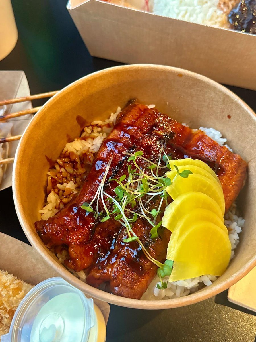 KristenGrew's tweet photo. I went to Treasure restaurant with my friends, 🍚 grilled salmon rice, 📷 the big salmon is very tender. 📷 🌟 https://t.co/d8tQkdNujq