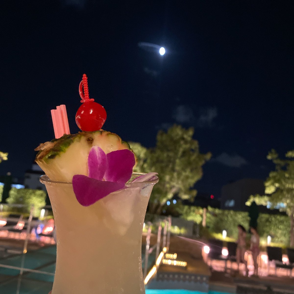 sordsoda's tweet photo. 9月は駆け込みで人生初ナイトプール行けて楽しかったなぁ、下半期も頑張ろ https://t.co/NEn0885DCw