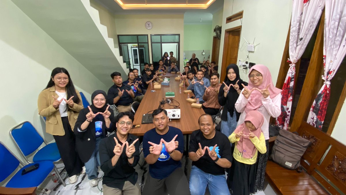 Group photo of WordPress Meetup Tegal's October meetup event, which I and other two co-organizing. I love their (whoever in frame) energy 🩷. Explore more our meetup event's photos here: meetup.com/tegal-wordpres… #WordPress