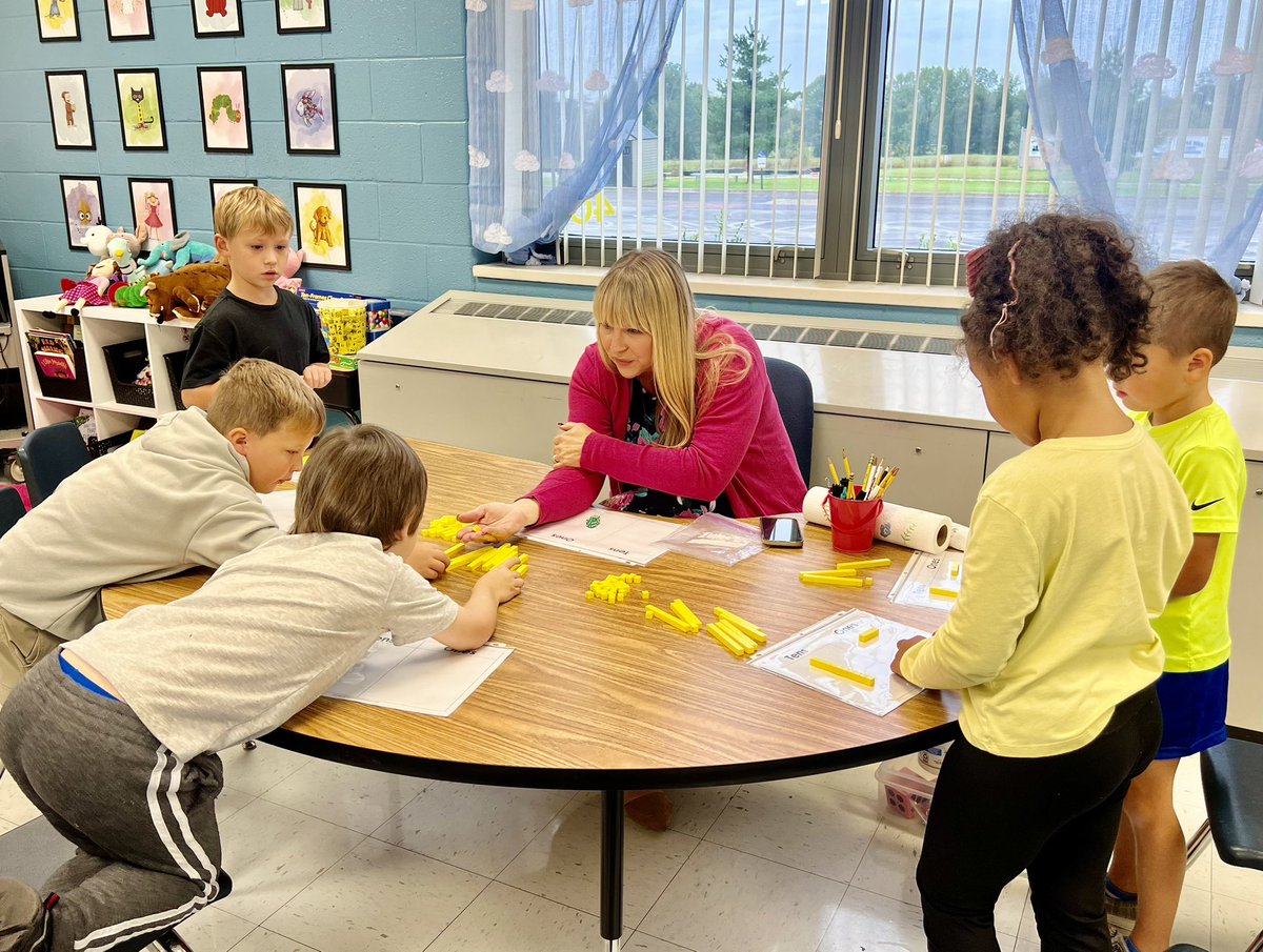 CarlenaSheeran's tweet photo. The #ElementaryBruins @CreeksideCubs1 were locked in &amp; focused on their I-Ready math instruction as their teachers provided hands-on opportunities with manipulatives, student discourse &amp; lots of thinking through word problems.🔢👫🏽 #HCSDifferenceMakers #MathFocused https://t.co/EzIiSoPdlU