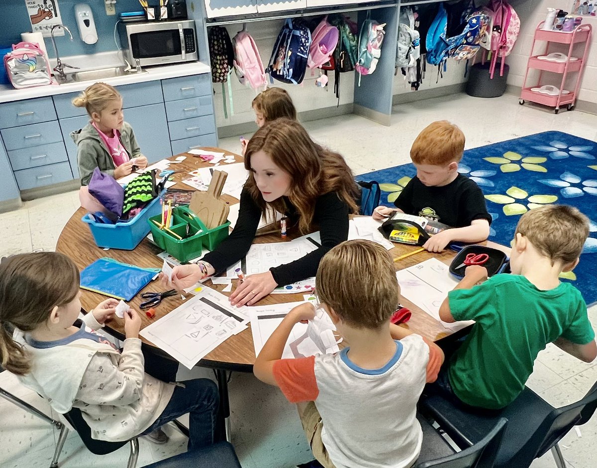 CarlenaSheeran's tweet photo. The #ElementaryBruins @CreeksideCubs1 were locked in &amp; focused on their I-Ready math instruction as their teachers provided hands-on opportunities with manipulatives, student discourse &amp; lots of thinking through word problems.🔢👫🏽 #HCSDifferenceMakers #MathFocused https://t.co/EzIiSoPdlU