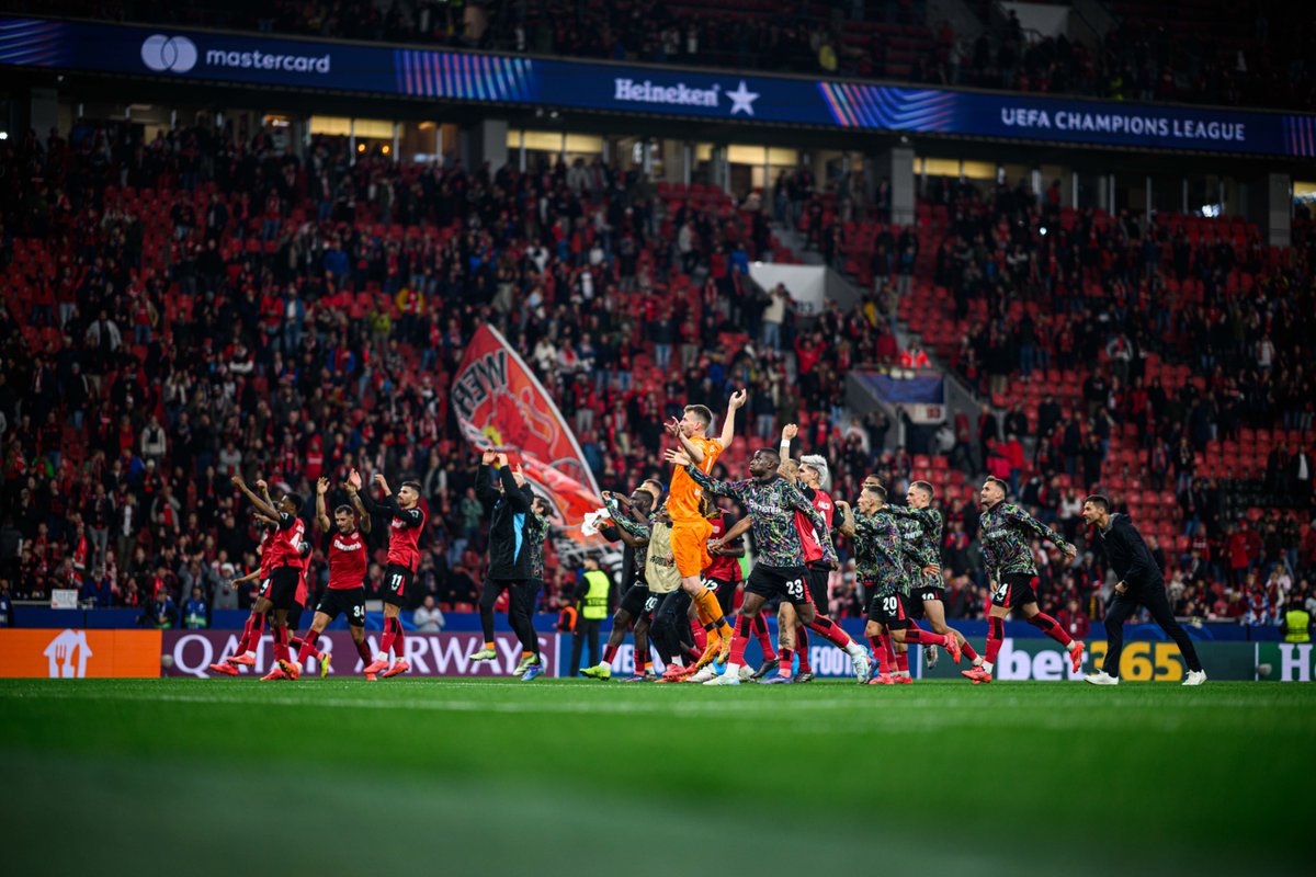 bayer04_es's tweet photo. ¡Gracias por su apoyo!  🙌
¡Buenas noches! 😍

🔙 #B04 Milán 1-0 | #SomosBayer04🖤❤️ https://t.co/LNpXfRgfZX