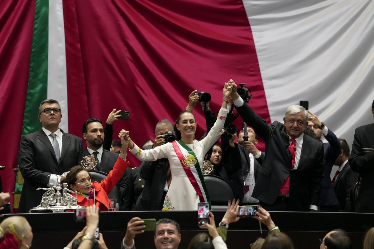 GobiernoMX's tweet photo. #ComunicadoPresidenta

La presidenta de México, Claudia Sheinbaum Pardo, señaló que, a partir de este 1º de octubre, inicia el Segundo Piso de la Cuarta Transformación y refrendó su compromiso de gobernar para todas y todos bajo los principios del Humanismo Mexicano.

https://t.co/D1FPBVir1s
