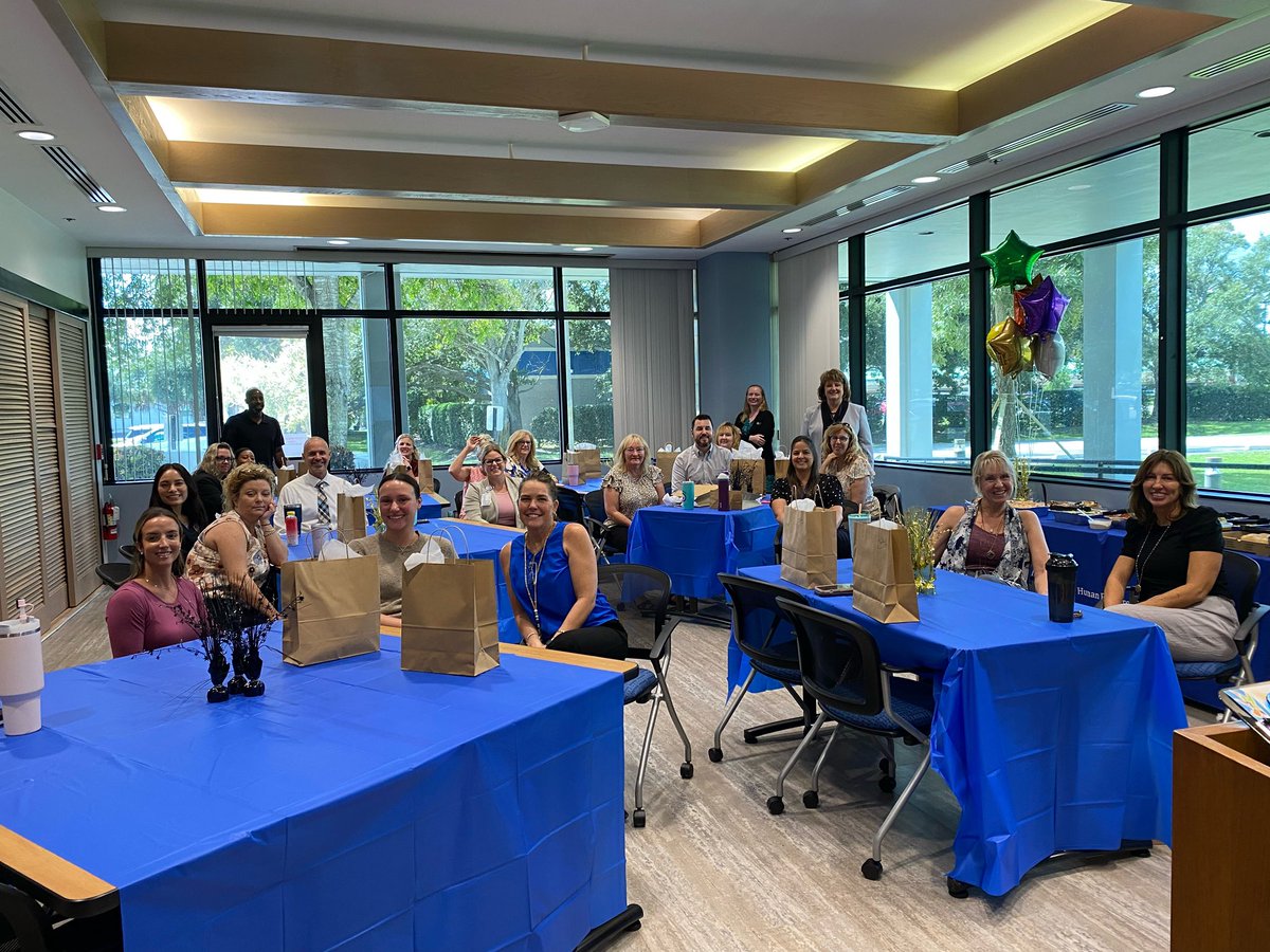 juliesessa's tweet image. It’s a good day when your boss brings you flowers 💐!  We Celebrated HR Professionals Day with our HR Team and the Superintendent brought flowers and thanked the entire HR team.  Such amazing support for HR ! 
#Allgasnobrakes
#MCSDBettertogether 
#MCSDIgnite