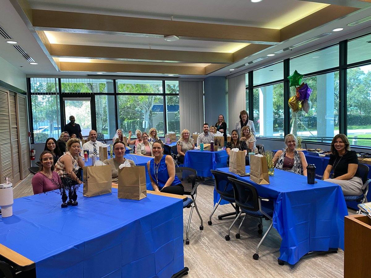 juliesessa's tweet image. It’s a good day when your boss brings you flowers 💐!  We Celebrated HR Professionals Day with our HR Team and the Superintendent brought flowers and thanked the entire HR team.  Such amazing support for HR ! 
#Allgasnobrakes
#MCSDBettertogether 
#MCSDIgnite