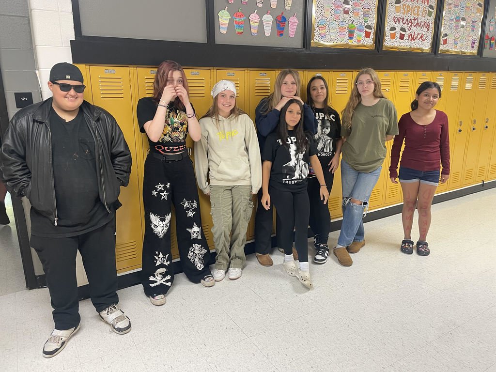 HarvardJrHigh's tweet photo. 🐝🖤💛 Homecoming! 🐝🖤💛

#harvardrising #jrhornetsrising #cusd50 @cusd50 @HarvardD50 #HJH https://t.co/9cdcwgk1Fe