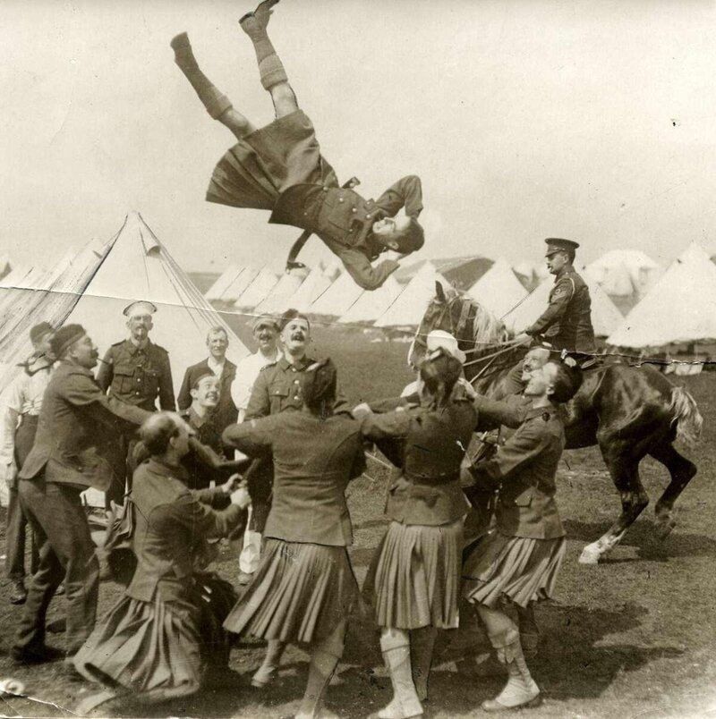 venik44's tweet photo. Scotsmen before departing for the front, 1915.

#WWI #Scotsmen #1915 #ScottishRegiment #Frontline #GreatWar #MilitaryHistory #WorldWarI #BritishArmy #WarInEurope #HistoricalPhotos #ScottishHistory #Departure #History #Soldiers https://t.co/WRqrCfmnKa