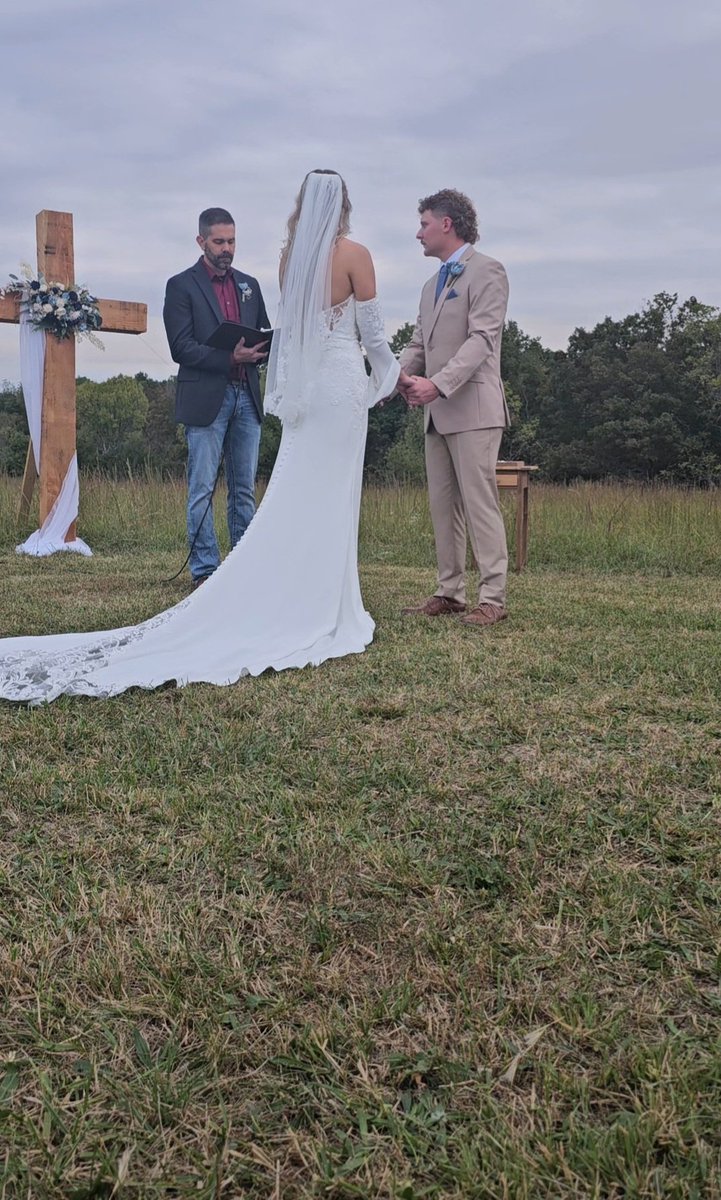 MaryKayWilson4's tweet photo. Brooke was a beautiful bride. She was so happy. God blessed us with a beautiful day for her and Garrett's wedding. A mix of emotions for me, but so thankful God brought them together!♥️  Mr &amp; Mrs Martin https://t.co/X6lPQF4d2x