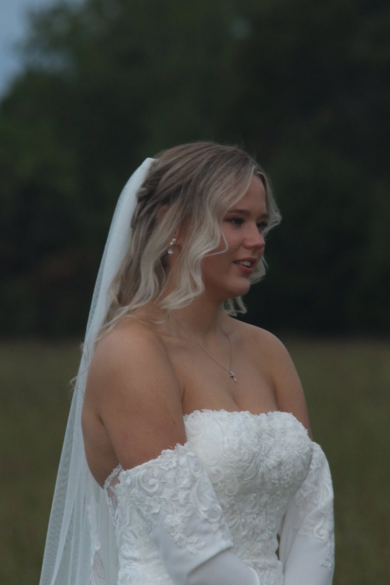 MaryKayWilson4's tweet photo. Brooke was a beautiful bride. She was so happy. God blessed us with a beautiful day for her and Garrett's wedding. A mix of emotions for me, but so thankful God brought them together!♥️  Mr &amp; Mrs Martin https://t.co/X6lPQF4d2x