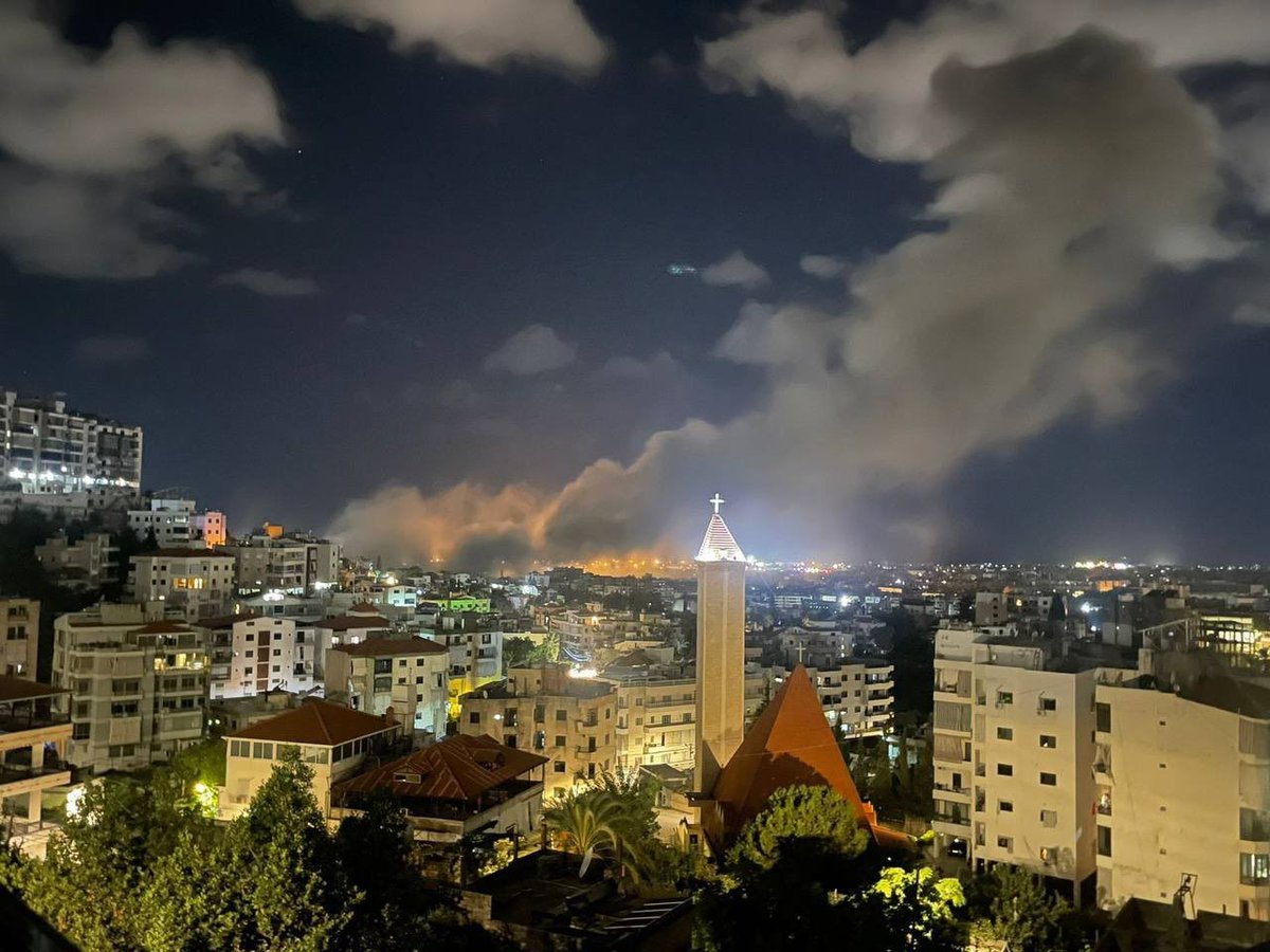 GlobalNewsMontr's tweet photo. ⚡️Strikes on Choueifat as seen from Kfarshima https://t.co/jipiJgAk3T