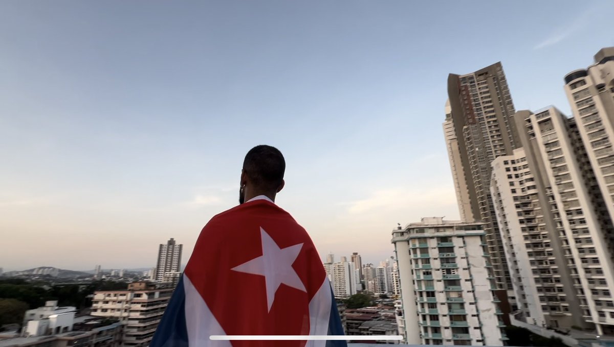 “Por si acaso no regreso
Yo me llevo tu bandera
Lamentando que mis ojos
Liberada no te vieran”

Celia Cruz 🎶