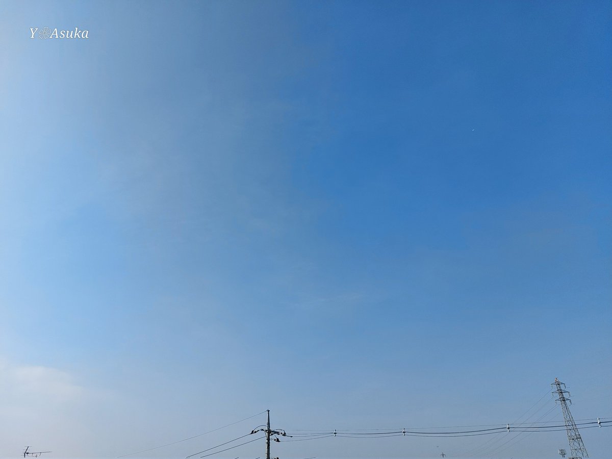 yumeasutw's tweet photo. #青空 にお日様燦々✨ #薄雲 が広がり山々が霞む水曜日の朝🌤️
ポツンと流れ行く #積雲 ☁️

予想最高/最低気温🌡️31℃/20℃
晴れ時々曇り☀️/☁️
お洗濯日和👕👖午後は南風が吹き真夏のような暑さとなりそうです😵💦

#イマソラ #いまそら
#空の名前
#天気の図鑑 #雲の超図鑑
#a2024 #a1002 #a202410 https://t.co/MPeWP7j7py