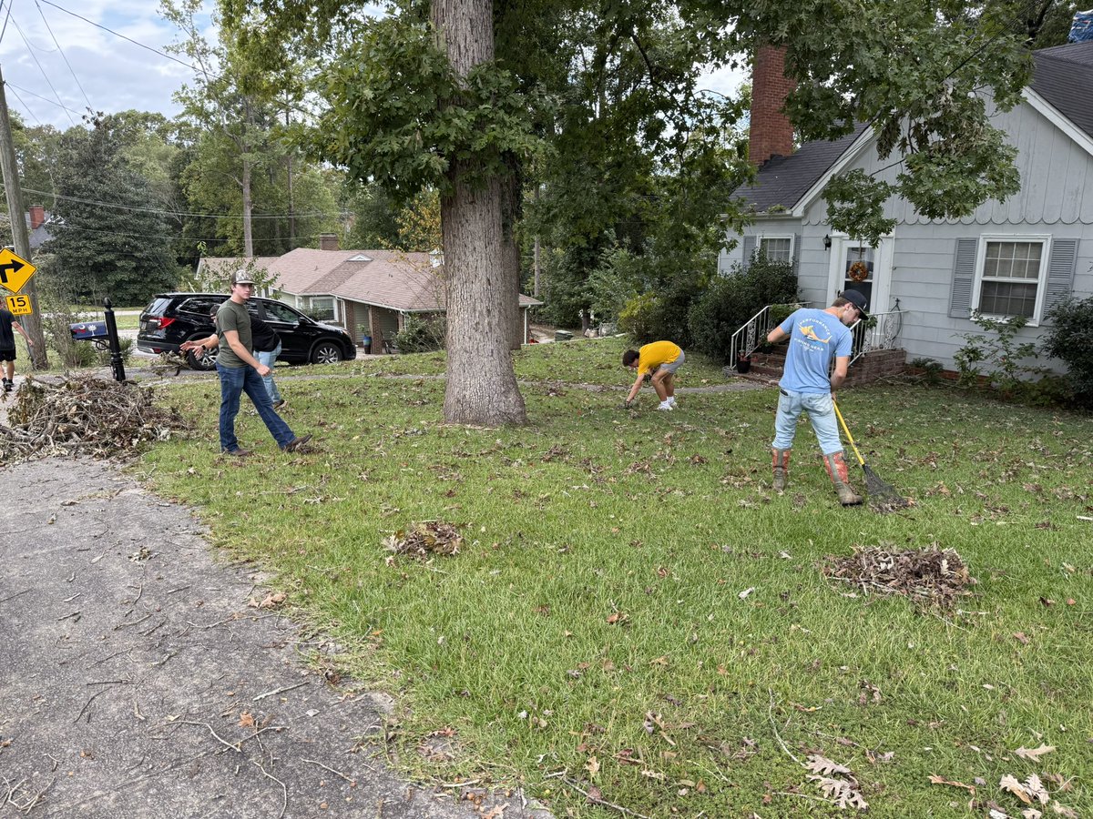 UCHSBSBL's tweet image. Super proud of our guys today! Waking up early and helping out in the community after Helene. #TALC