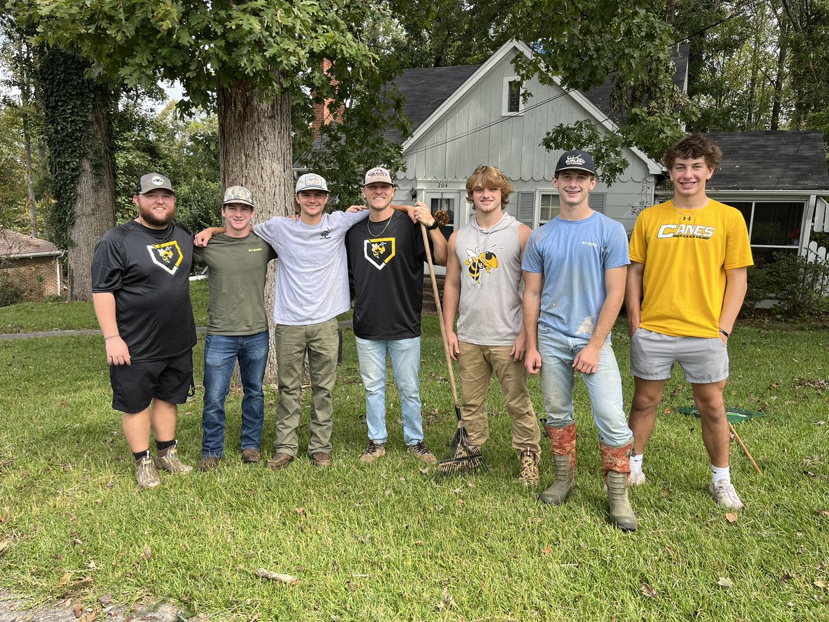UCHSBSBL's tweet image. Super proud of our guys today! Waking up early and helping out in the community after Helene. #TALC