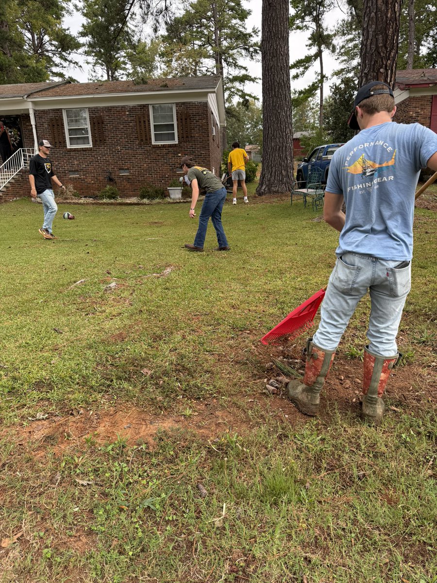UCHSBSBL's tweet image. Super proud of our guys today! Waking up early and helping out in the community after Helene. #TALC