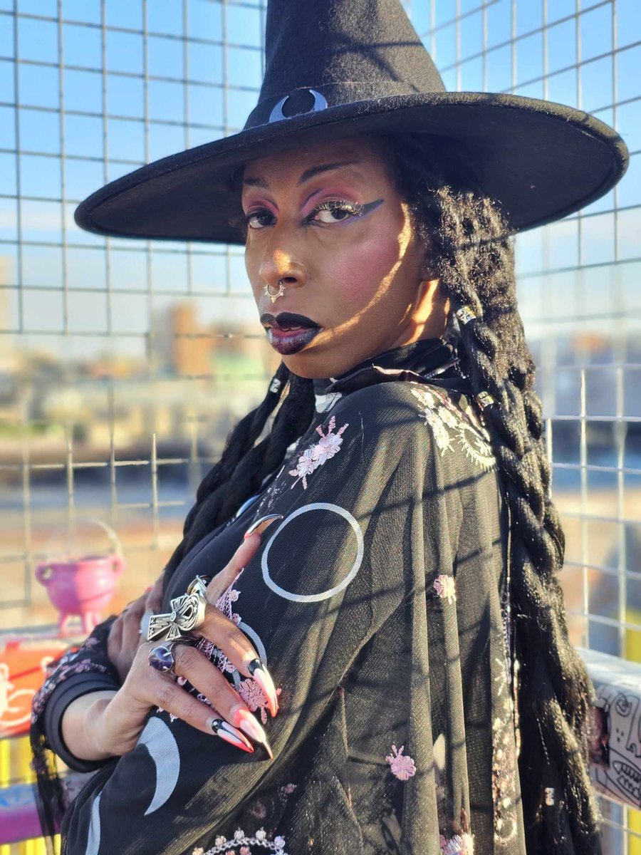 Bythegoddess4's tweet photo. A Black Witch on the TL show ๐ Love โก๏ธ https://t.co/nmPGHPTNgQ