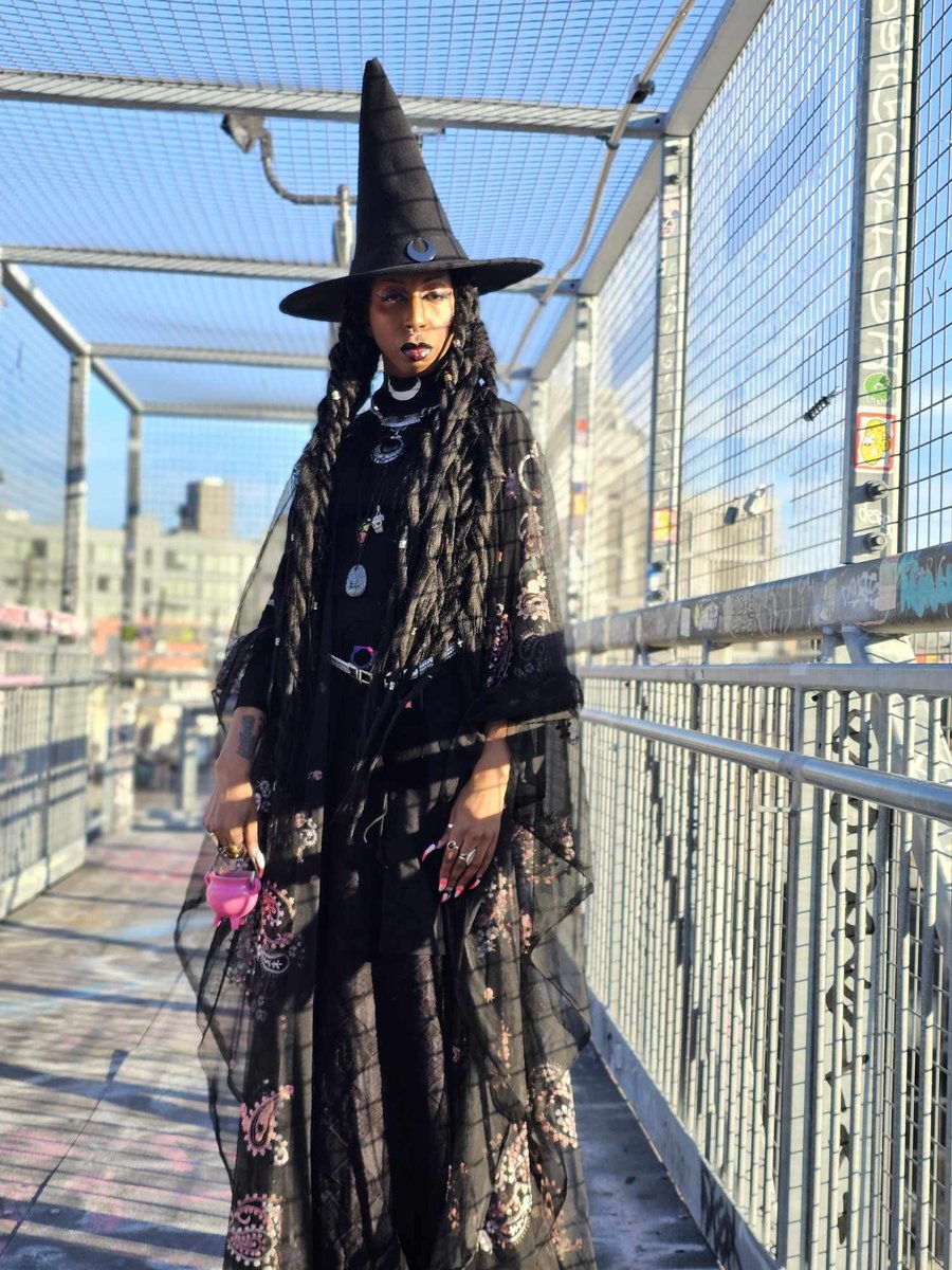 Bythegoddess4's tweet photo. A Black Witch on the TL show ๐ Love โก๏ธ https://t.co/nmPGHPTNgQ