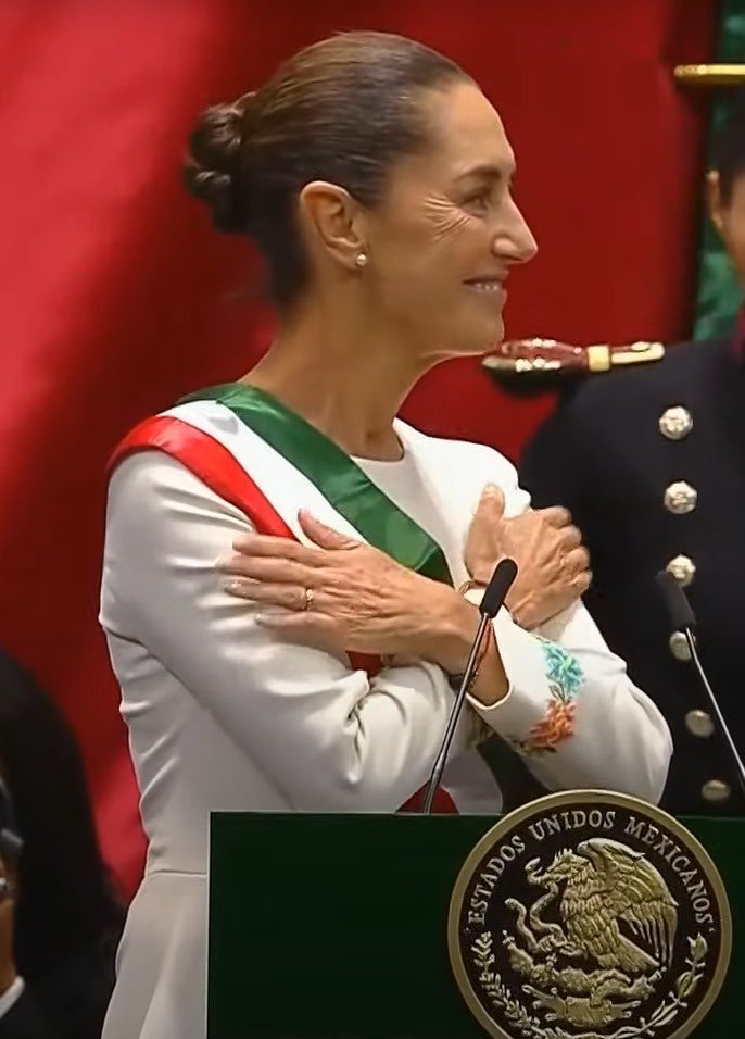 Hoy 01 de Octubre de 2024; rinde protesta como jefa del Ejecutivo federal la Doctora <a href="/Claudiashein/">Claudia Sheinbaum Pardo</a>. Me uno al beneplácito que hay en la mayoría de los mexicanos; y que con trabajo, honestidad y confianza sumemos para lograr una mejor nación para todos, sin distingo.