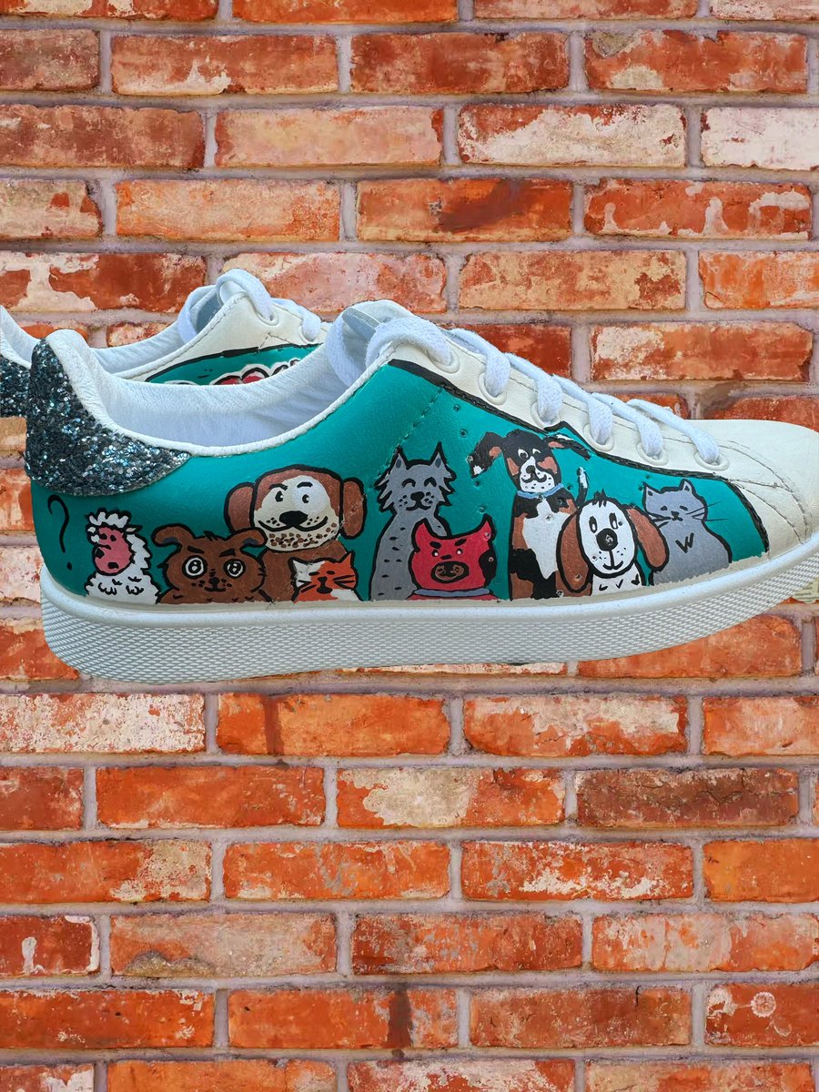 elsdecraecker's tweet photo. @TheKiffness @TheDailyShow Awesome! It inspired me to make these custom kicks 😂 https://t.co/z1wqBq5lw9