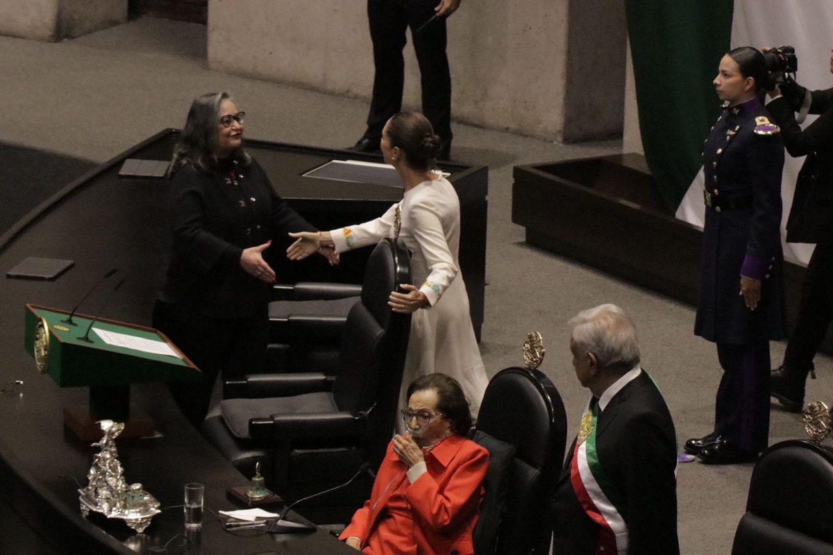 Pajaropolitico's tweet photo. 🇲🇽Así fue como @Claudiashein  saludó a la ministra de la @SCJN, Norma Piña, durante su #TomaDeProtesta como presidenta de México. 

📸@ShareniiGuzman https://t.co/COogjxAVGn