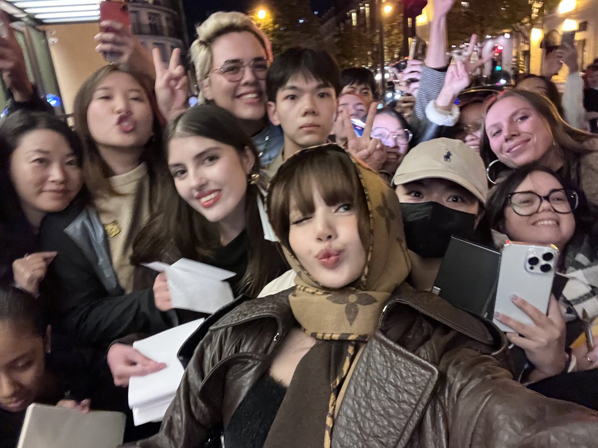 MarieEmie89's tweet photo. Selfie, she signed my fancard and took the yadom 😭😭😭😭😭

LISA LV HOUSE AMBASSADOR 
#LISAxLVSS25
#LISAxLOUISVUITTON  
#LVSS25 https://t.co/TNyOiZPGm9