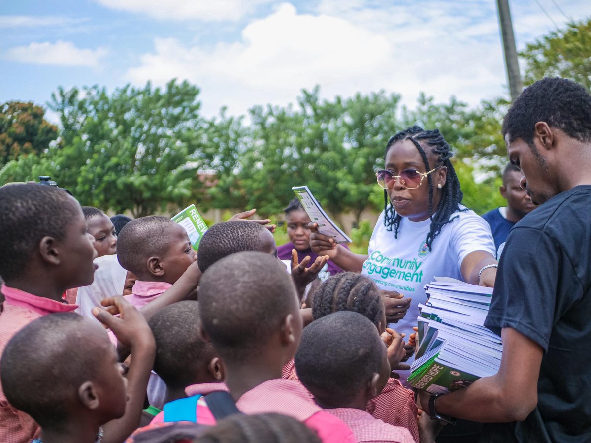 moremiojudu's tweet photo. From Oloya to Tewure and Iwo Ate communities. We distributed basic educational materials and awarded scholarships to hundreds of secondary school students to aid in their academic journey.
#backtochool
#communiryfirst
#CommunityEngagement https://t.co/jW8IqFetqK