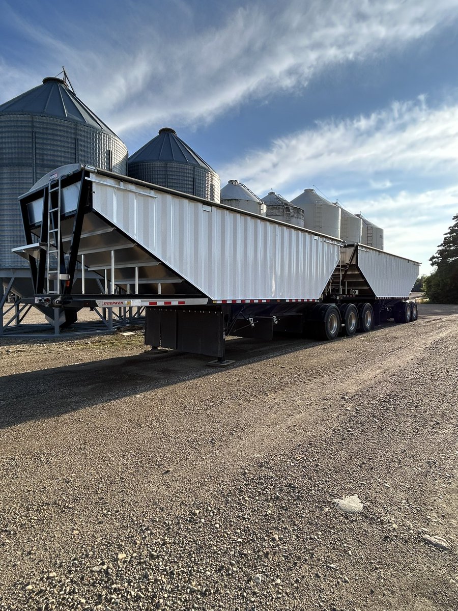 jpcnott's tweet photo. For sale 2025 Doepker Super B. 22.5 rubber, all aluminum rims, auto greaser and ZMD suspension. Trailer have around 7000 kms so like new yet. https://t.co/nZbsqd5IdT