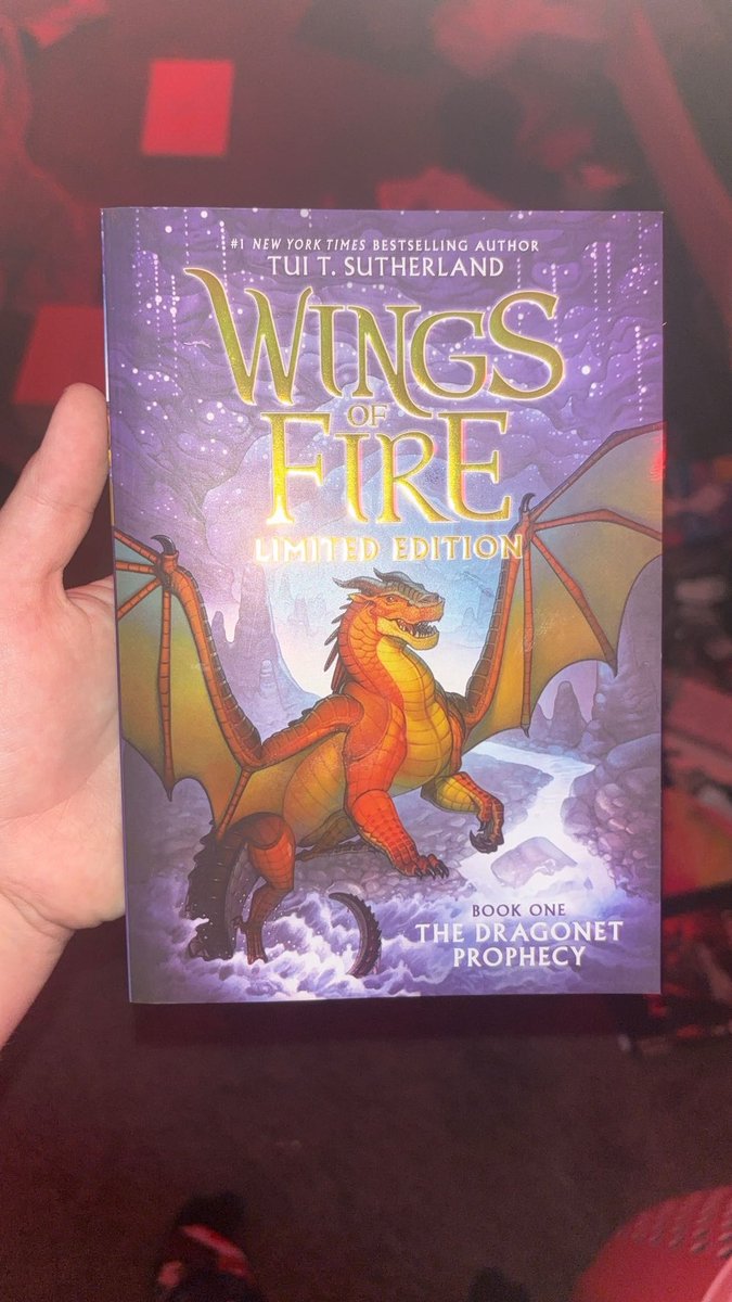 merculosiss's tweet photo. WINGS OF FIRE BY TUI T SUTHERLAND NEW CONTENT IN THE NEW BOOK!!!! #wof #wingsoffire #WingsofFireNews #tuitsutherland #tuisutherland 🧵🪡 https://t.co/cy3WZMlDpA