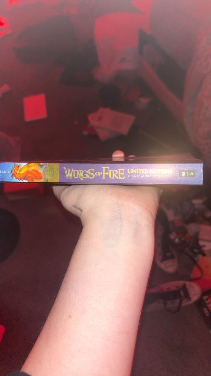 merculosiss's tweet photo. WINGS OF FIRE BY TUI T SUTHERLAND NEW CONTENT IN THE NEW BOOK!!!! #wof #wingsoffire #WingsofFireNews #tuitsutherland #tuisutherland 🧵🪡 https://t.co/cy3WZMlDpA