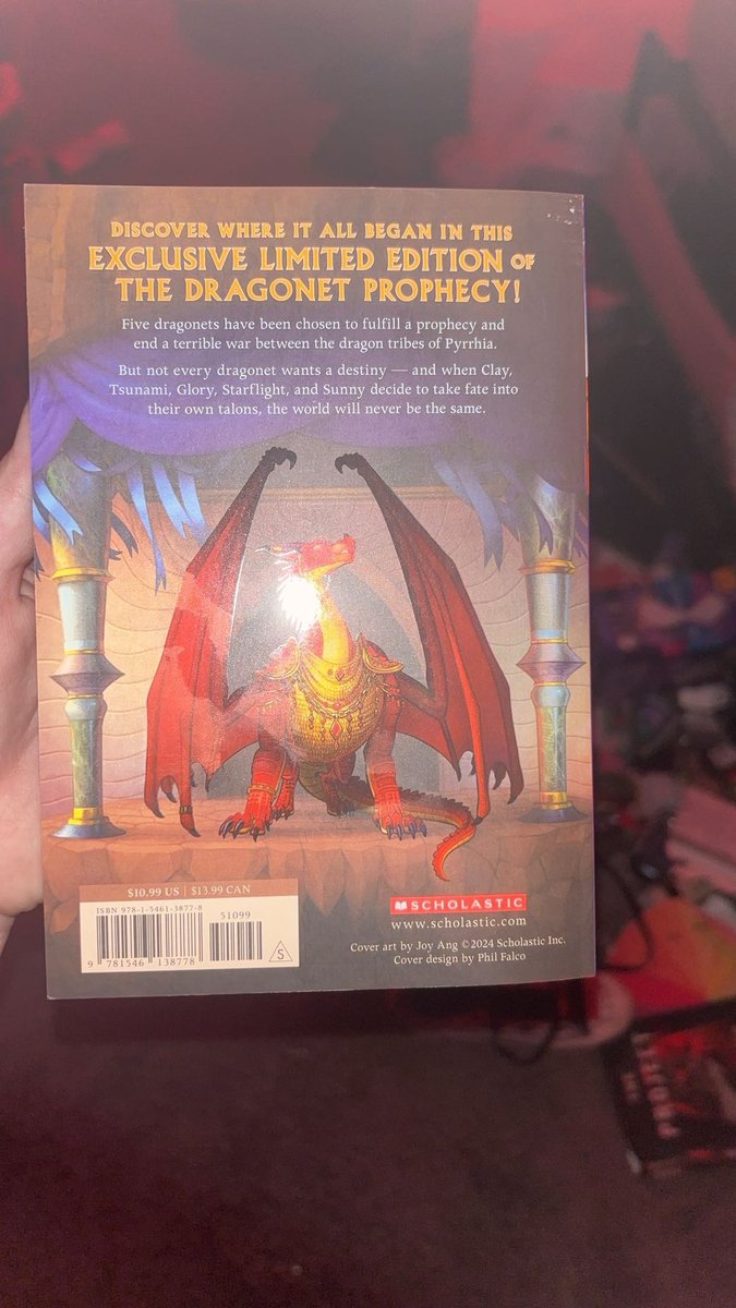 merculosiss's tweet photo. WINGS OF FIRE BY TUI T SUTHERLAND NEW CONTENT IN THE NEW BOOK!!!! #wof #wingsoffire #WingsofFireNews #tuitsutherland #tuisutherland 🧵🪡 https://t.co/cy3WZMlDpA