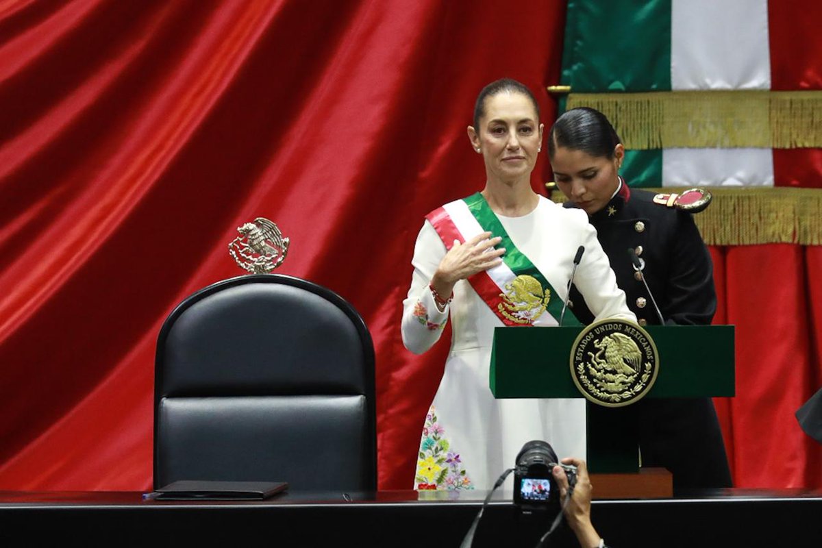 CanalCongreso's tweet photo. 📸 Claudia Sheinbaum, primera #PresidentaDeMéxico🇲🇽

Este 1° de octubre, Claudia Sheinbaum Pardo se convirtió oficialmente en la primera mujer Presidenta de nuestro país. Así fue su #TomaDeProtesta ante el Congreso de la Unión ¡Un momento histórico!

🧵1/2 https://t.co/Ur6cFif3WY