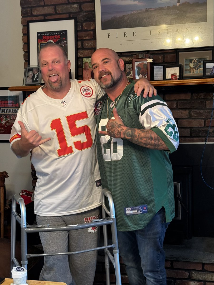sharena's tweet image. Ross’ love for the @Chiefs runs deep—he even got a Jets fan to cheer along! Help him attend the Nov 17 game vs. the @BuffaloBills for one last incredible memory. #HelpRossFight #ChiefsKingdom #WittStrong #Lionheart @fiona_witt