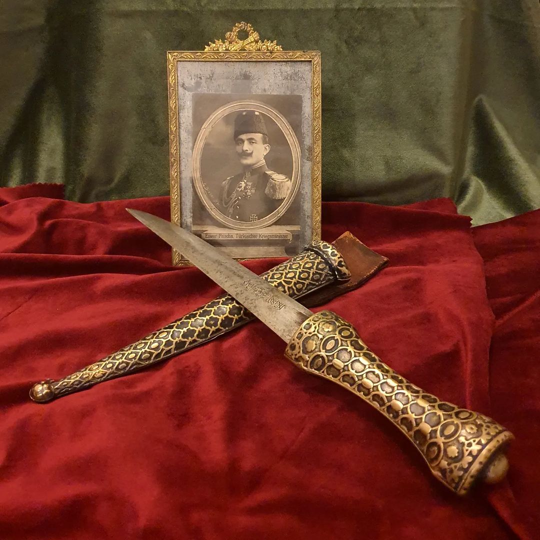 "Dik bıyıklı, dik yürüyüşlü, dik bakışlıydılar. Bir dediklerinden bir daha dönmeyeceklerine ilk görüşte inandırırlardı karşılarındakini..."