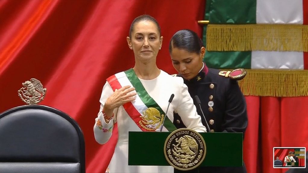 ResendizSamuel's tweet photo. La Dra @Claudiashein toma protesta como la primera presidenta de México, felicidades, que sea para el bien de todas y todos los mexicanos 🇲🇽 https://t.co/Dm9CeICJV6