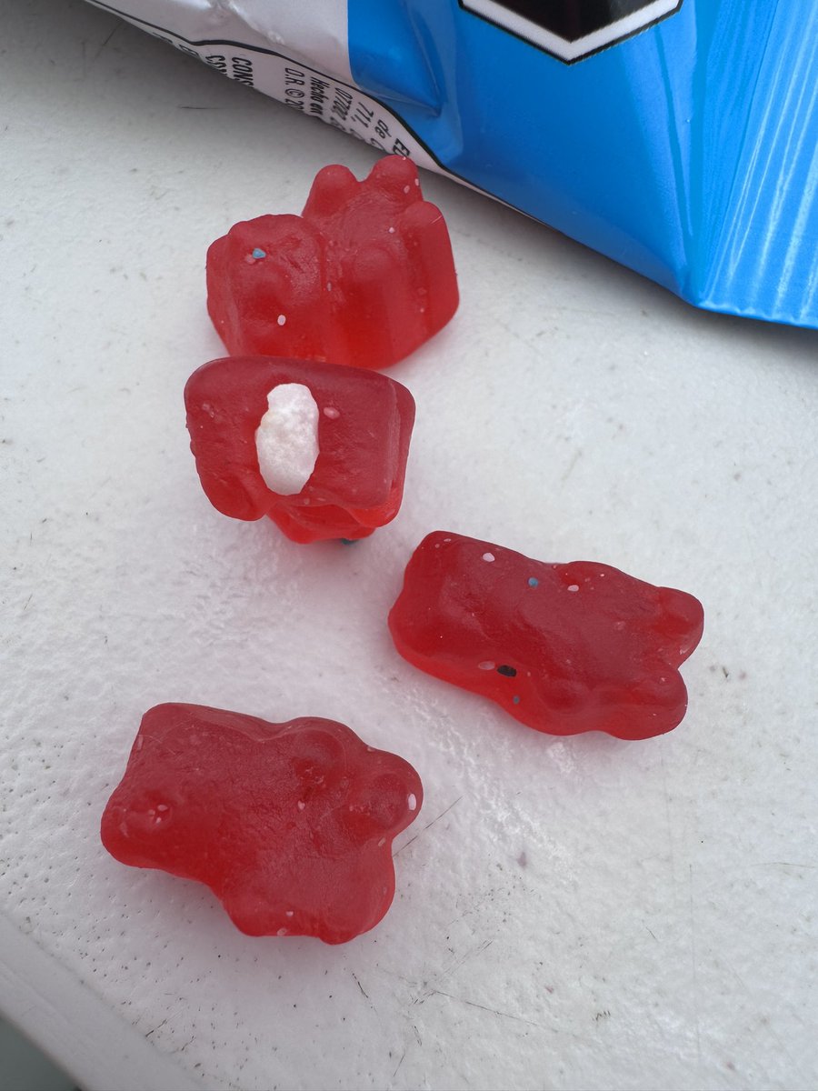 J3niffer's tweet photo. @RicolinoMX mis panditas salieron como si tuviera manchitas azules y blancas del empaque, no se les puede despegar 😭 https://t.co/s3OPPANYI5
