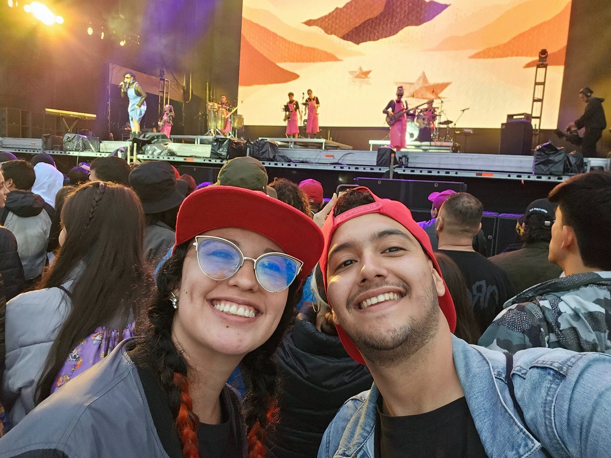 Juanchofalla05's tweet photo. Hoy es día de hablar de mi primer festival de mi vida y mi primer festival junto a ella... es día de hablar del Estereo Picnic 2024, hablemos del día 1 y de los 6 artistas que pudimos ver. Primero decirles que nos perdimos a Kings of Leon y Bad Gyal (aunque no es que tuviera muchas ganas de verla) porque estámos totalmente reventados, ya verán porqué. Voy a dividir este día en 3 posts para alcanzar a mostrar de a 2 artistas y que no se haga tan largo.

Este día lo empezamos con Buha 2030, una banda con toques de jazz que nos sorprendió y fué un excelente abrebocas para iniciar el festival, no eran muy conocidos, pero lo que pude escuchar de ellos en spotify me llevó a ponerlos por encima de Maca & Gero, que también escuché que se lucieron y que por cierto serán teloneros de Niall Horan en su show del 9 de Octubre.

Nuestra segunda artista fué Laura Perez, solo 5 canciones escuchamos de ella en spotify, nada que nos sorprendiera pero nos llamaba mas la atención que Mala Bengala. El sorpresón que nos dimos con el show de esta mujer fué increible, me esperaba esto de las bandas grandes, pero lo de Laura fué totalmente inesperado, desde que vi su show, aprendí a no cerrarle la puerta a ningún artista así no lo haya escuchado en mi vida, porque quien sabe, hay muchos que pueden sorprender gratamente.