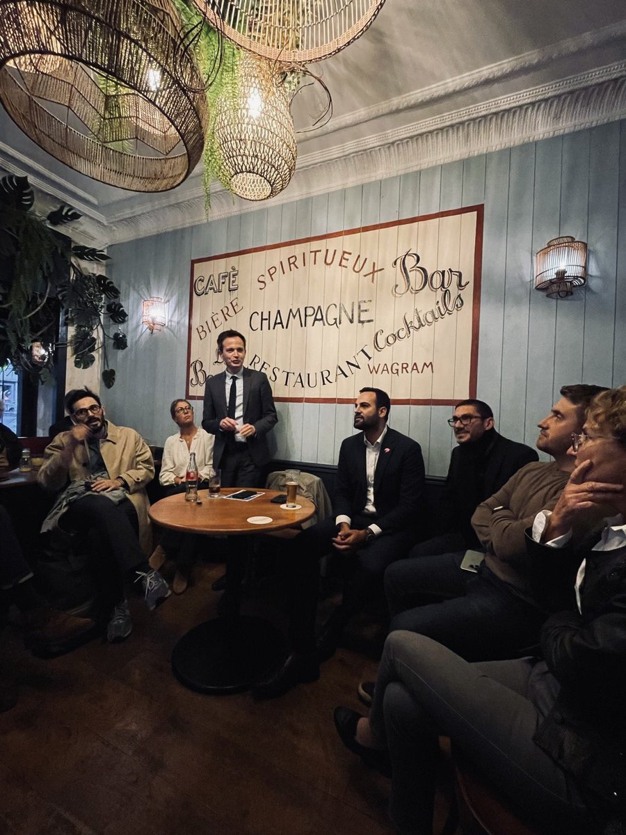 JUDMND's tweet photo. La rentrée est lancée ! Ce soir, nous étions réunis autour de @pybournazel pour parler de Paris, du projet d’@EPhilippe_LH pour la #France et pour aborder les grandes échéances à venir ! 👍🏻🔵⚪️

@HorizonsParis17 @HorizonsJeunes https://t.co/VTTNqVtBZN