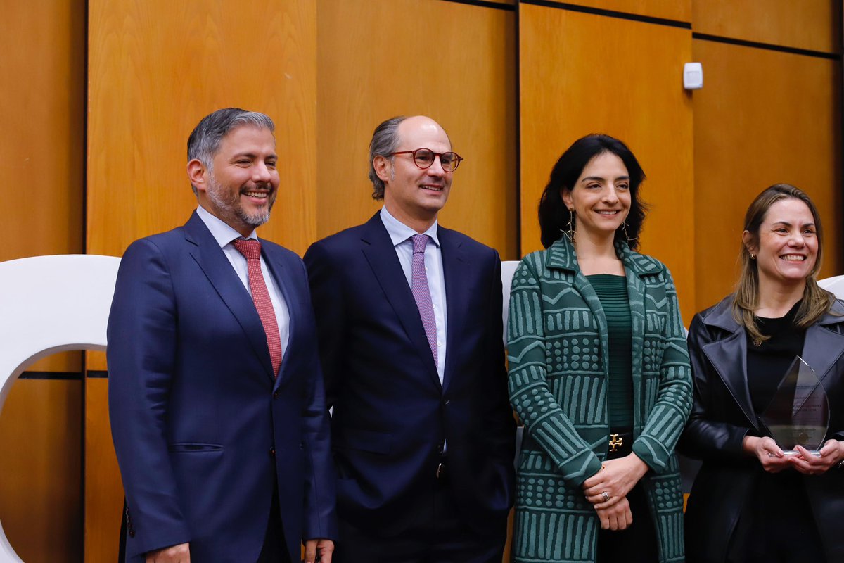 Dimos un reconocimiento al <a href="/CESA_edu/">CESA</a> por sus 50 años formando líderes que transforman el país, destacando su notable trayectoria y sólida reputación, que reflejan un compromiso constante con la educación de calidad y el fortalecimiento del espíritu empresarial en Colombia.

Para