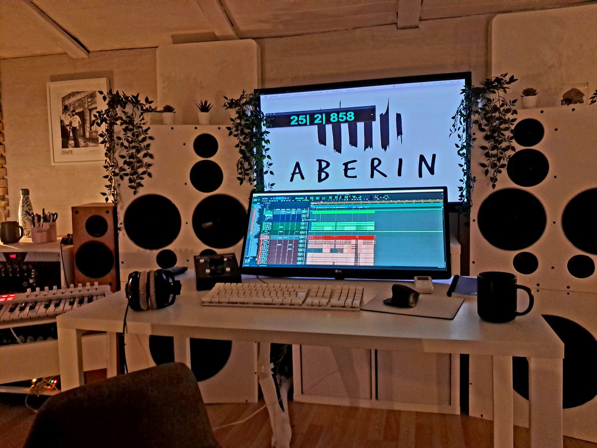 FranTenoMusic's tweet photo. Terminamos, ahora que don #Iñakillarena haga su magia 🎵🎵🎵🎵🙏🙏🙏🙏
#Teno 
#Newsingle
#estudiosaberin
#20añossur https://t.co/jUpWIu51sZ
