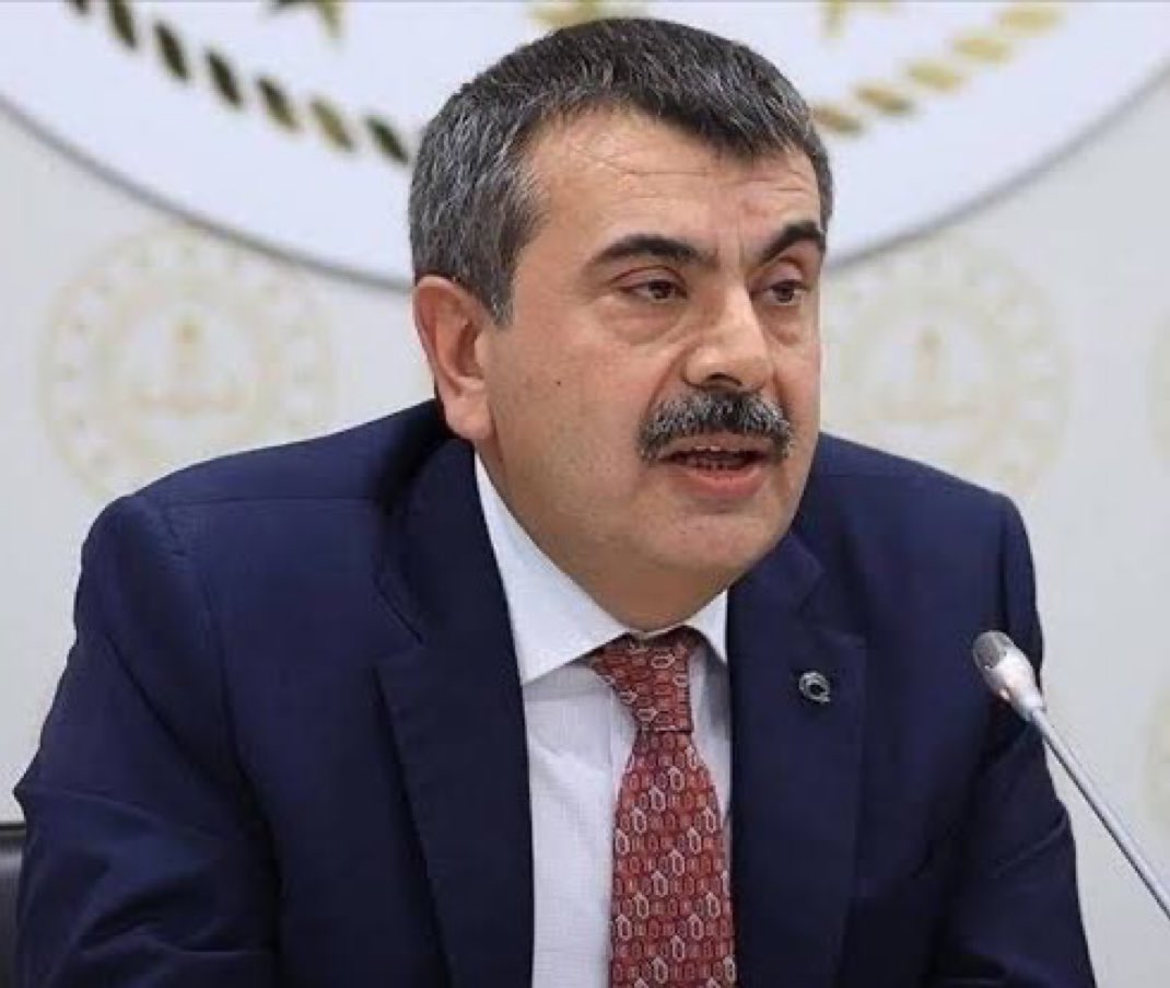 Engelli öğretmenler, Milli Eğitim Bakanlığı'ndan atama takvimlerini alabilmek için #EngelliÖğretmenlerDestekBekliyor tag'i ile kampanya başlattı.