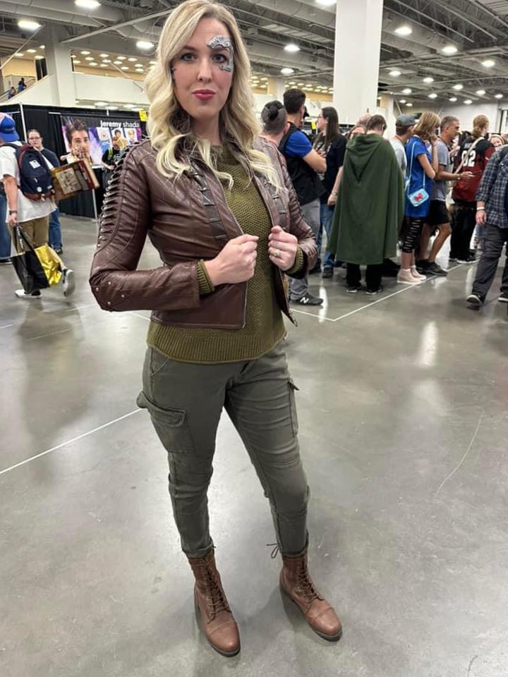 BPwn77's tweet photo. It is that time… after meeting more of the most amazing #StarTrek celebs this weekend in SLC (Jonathan Frakes, Wil Wheaton, &amp; LeVar Burton this time) I am putting it out in the universe for @JeriLRyan to attend #FanX next year 🤞🏼😆🖖🏼 My #cosplay for attention! https://t.co/F8dpzFBAv6