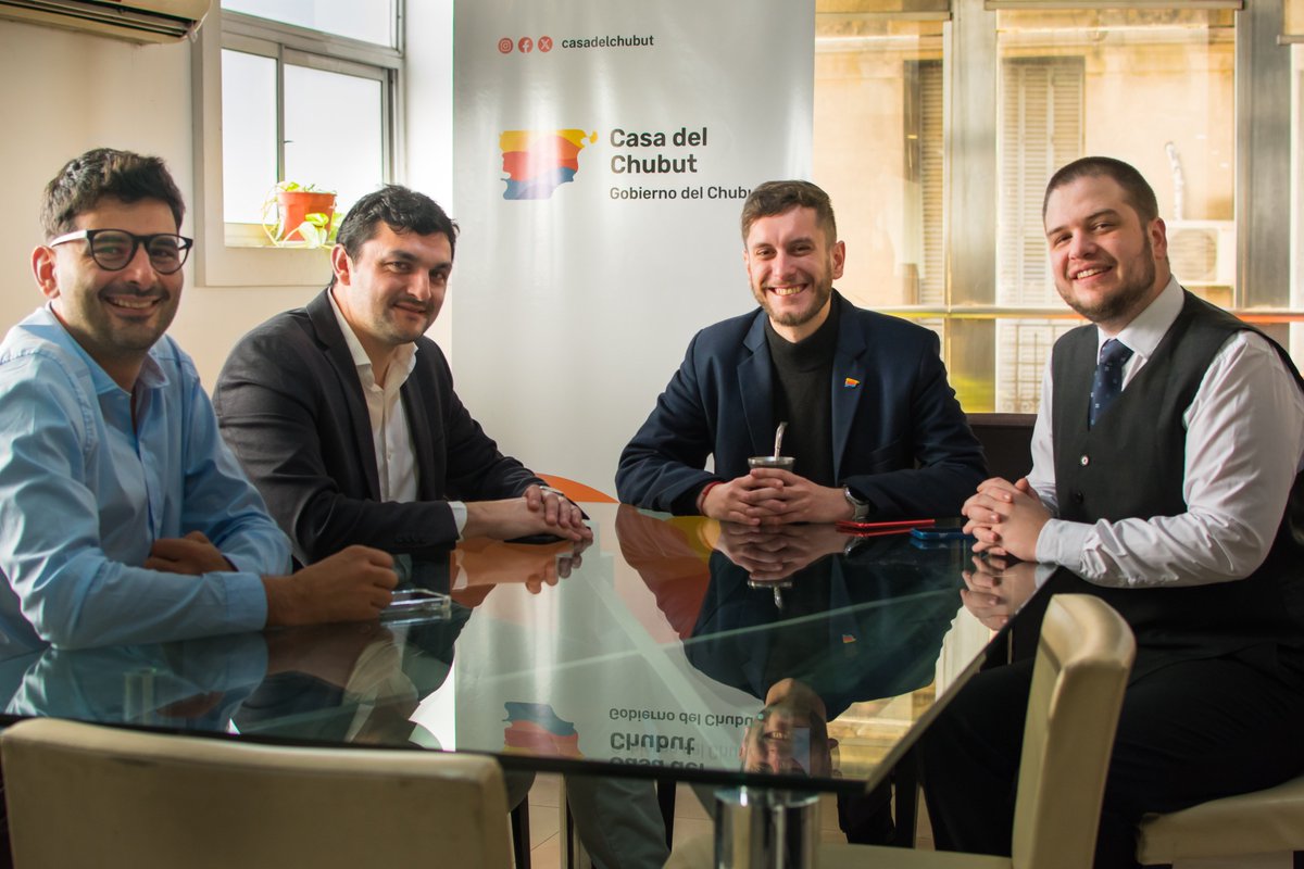 🟠 Secretaría de Trabajo y Casa del Chubut preparan programa de inserción laboral juvenil
 
👷‍♀️🤝Pasantías y capacitaciones para estudiantes de la provincia cursando sus carreras universitarias en las ciudades de Buenos Aires, La Plata y Córdoba.

🌐 prensachubut.com/notas/Trabajo/…