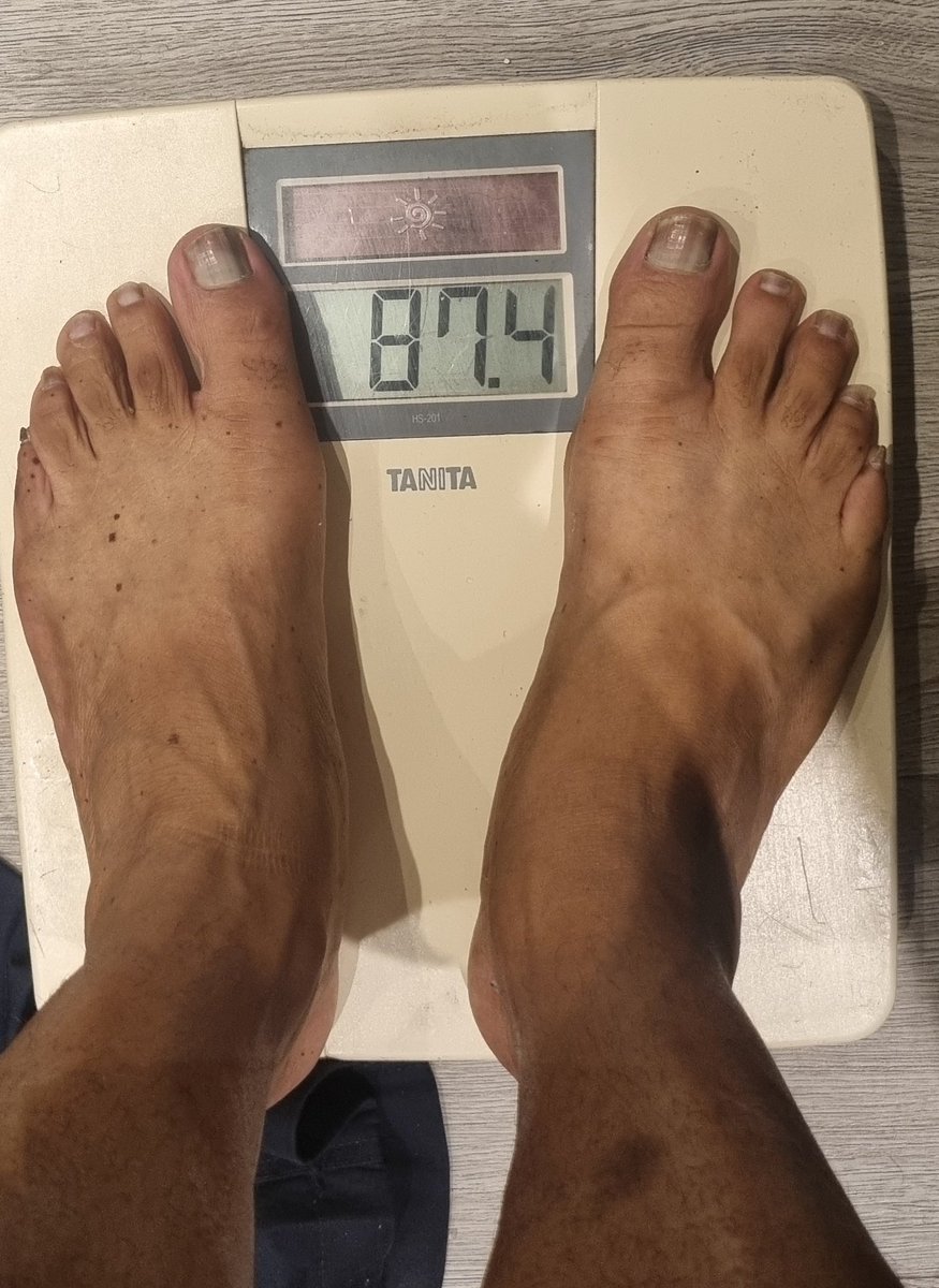 KingJayZim's tweet photo. #FatBellyReduction Campaign. @TeamFuloZim
It's #TuesdayWeighin and unlike @bjoernzosel ,I didn't eat a whole pizza with all the trimmings over the weekend. 🤣🤣🤣
The progress is painstakingly slow.
I lost a measly 400g in one week,dropping from 87.8 Kg recorded last Tuesday to 87.4Kg .
As a reminder I weighed in at 91.2 KG st the beginning of this campaign on August,13.
How are you guys doing?
Please share we are in this together!